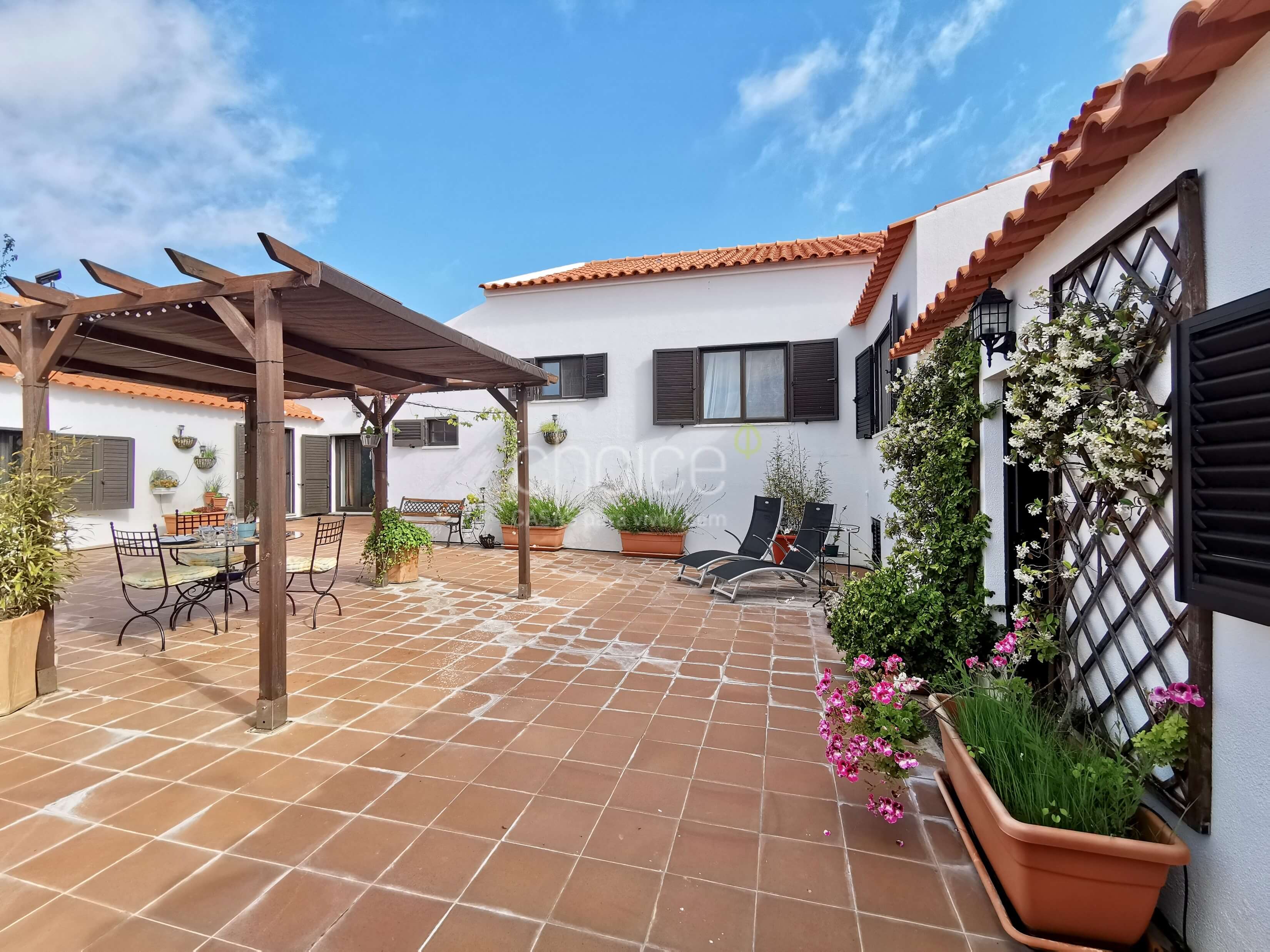 Fantastic 6-bedroom farmhouse in Aveiras de Cima