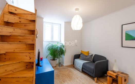 Moradia T2 com Charme em Rua Típica | Próximo da Assembleia da República e Praça das Flores