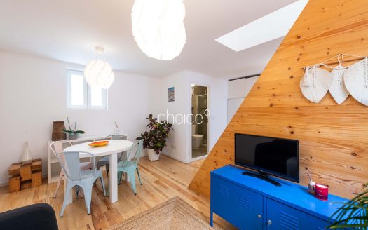 Moradia T2 com Charme em Rua Típica | Próximo da Assembleia da República e Praça das Flores