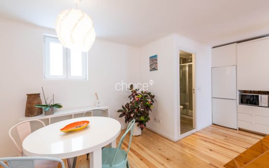 Moradia T2 com Charme em Rua Típica | Próximo da Assembleia da República e Praça das Flores