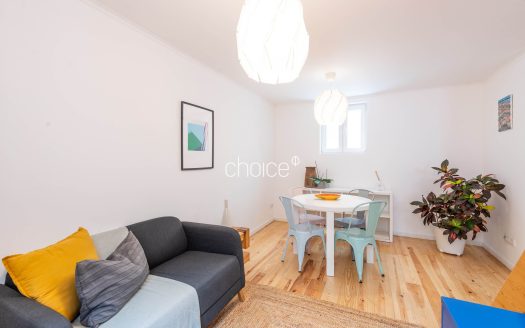 Moradia T2 com Charme em Rua Típica | Próximo da Assembleia da República e Praça das Flores