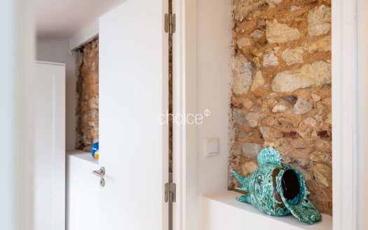 Moradia T2 com Charme em Rua Típica | Próximo da Assembleia da República e Praça das Flores