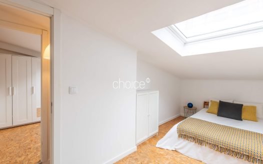 Moradia T2 com Charme em Rua Típica | Próximo da Assembleia da República e Praça das Flores