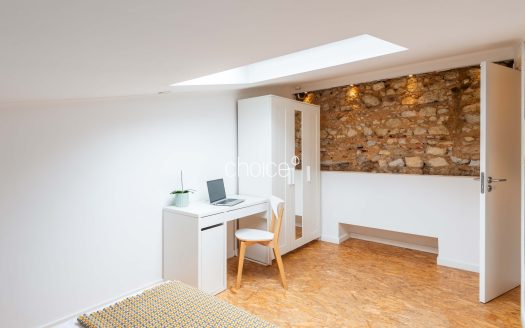 Moradia T2 com Charme em Rua Típica | Próximo da Assembleia da República e Praça das Flores