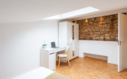 Moradia T2 com Charme em Rua Típica | Próximo da Assembleia da República e Praça das Flores