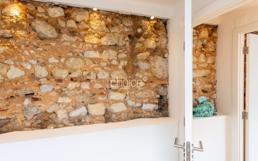 Moradia T2 com Charme em Rua Típica | Próximo da Assembleia da República e Praça das Flores