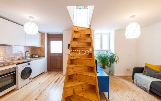 Moradia T2 com Charme em Rua Típica | Próximo da Assembleia da República e Praça das Flores