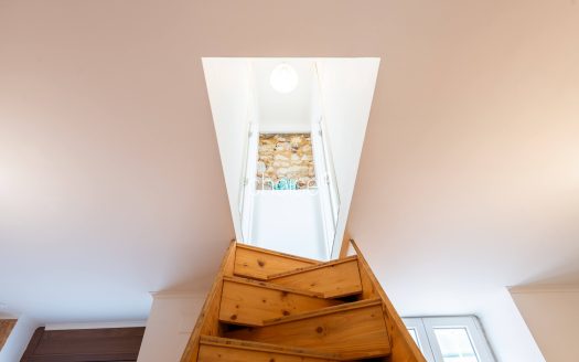 Moradia T2 com Charme em Rua Típica | Próximo da Assembleia da República e Praça das Flores