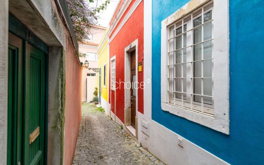 Moradia T2 com Charme em Rua Típica | Próximo da Assembleia da República e Praça das Flores