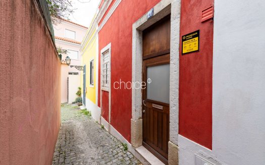 Moradia T2 com Charme em Rua Típica | Próximo da Assembleia da República e Praça das Flores