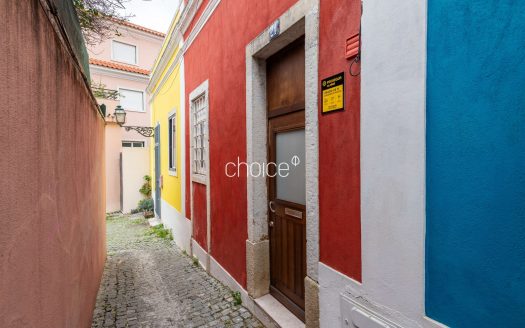 Moradia T2 com Charme em Rua Típica | Próximo da Assembleia da República e Praça das Flores