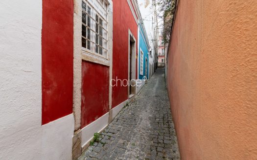 Moradia T2 com Charme em Rua Típica | Próximo da Assembleia da República e Praça das Flores