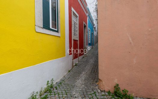 Moradia T2 com Charme em Rua Típica | Próximo da Assembleia da República e Praça das Flores