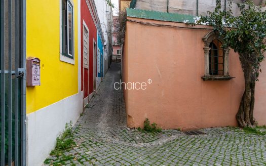Moradia T2 com Charme em Rua Típica | Próximo da Assembleia da República e Praça das Flores