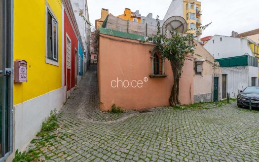 Moradia T2 com Charme em Rua Típica | Próximo da Assembleia da República e Praça das Flores