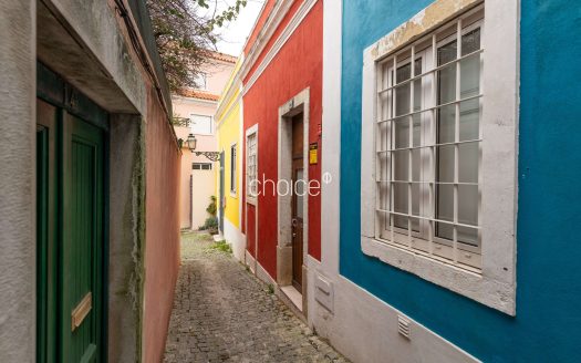 Moradia T2 com Charme em Rua Típica | Próximo da Assembleia da República e Praça das Flores