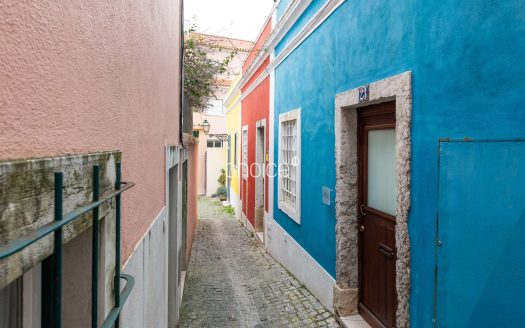 Moradia T2 com Charme em Rua Típica | Próximo da Assembleia da República e Praça das Flores