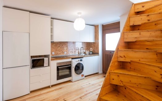 Moradia T2 com Charme em Rua Típica | Próximo da Assembleia da República e Praça das Flores