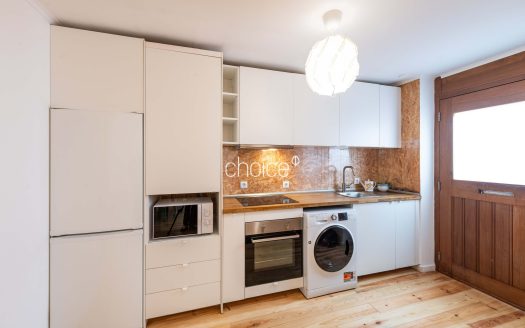 Moradia T2 com Charme em Rua Típica | Próximo da Assembleia da República e Praça das Flores