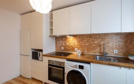 Moradia T2 com Charme em Rua Típica | Próximo da Assembleia da República e Praça das Flores