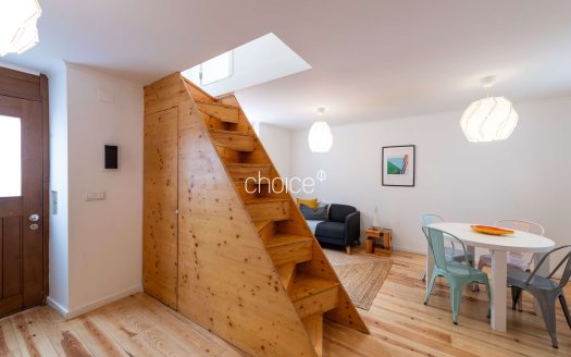 Moradia T2 com Charme em Rua Típica | Próximo da Assembleia da República e Praça das Flores