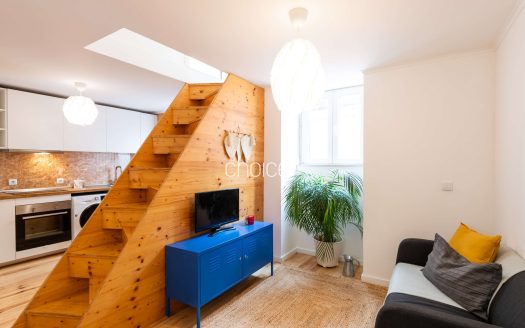 Moradia T2 com Charme em Rua Típica | Próximo da Assembleia da República e Praça das Flores