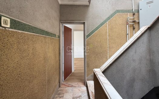 T2 Totalmente Remodelado com Varanda | Excelente Luz Natural | Agualva-Cacém