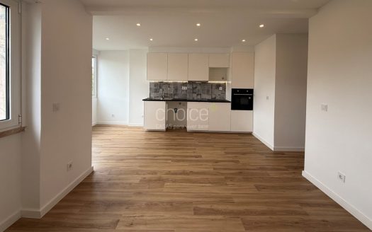 T2 Totalmente Remodelado com Varanda | Excelente Luz Natural | Agualva-Cacém