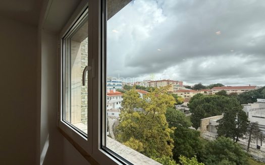 T2 Totalmente Remodelado com Varanda | Excelente Luz Natural | Agualva-Cacém