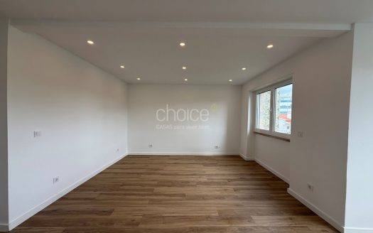 T2 Totalmente Remodelado com Varanda | Excelente Luz Natural | Agualva-Cacém