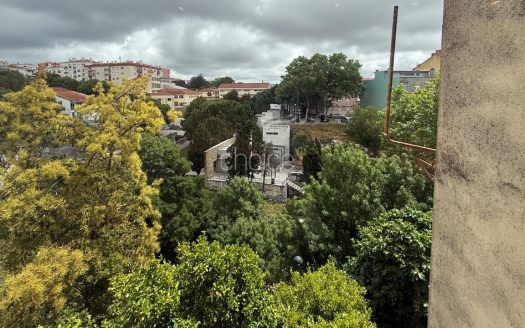 T2 Totalmente Remodelado com Varanda | Excelente Luz Natural | Agualva-Cacém