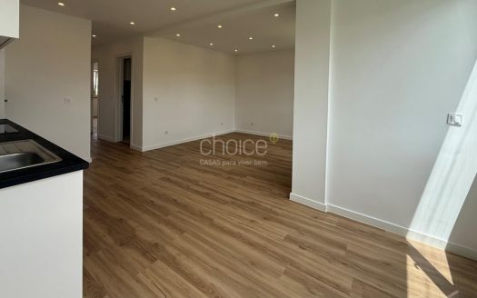 T2 Totalmente Remodelado com Varanda | Excelente Luz Natural | Agualva-Cacém