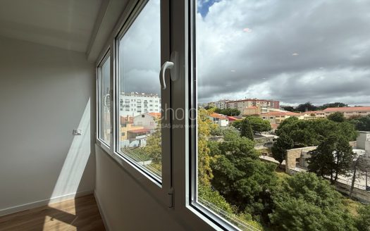 T2 Totalmente Remodelado com Varanda | Excelente Luz Natural | Agualva-Cacém