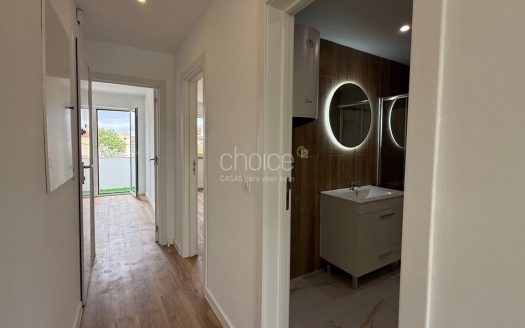 T2 Totalmente Remodelado com Varanda | Excelente Luz Natural | Agualva-Cacém