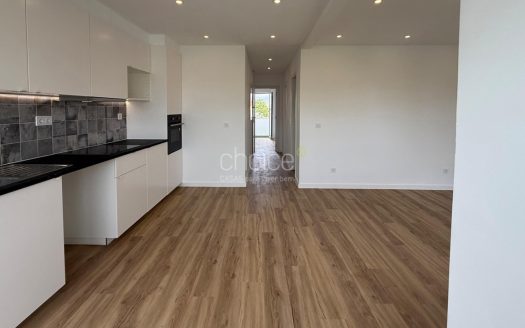 T2 Totalmente Remodelado com Varanda | Excelente Luz Natural | Agualva-Cacém