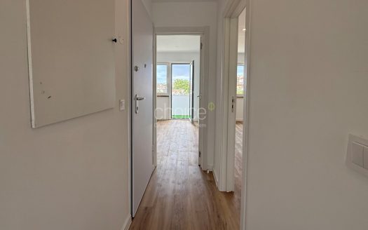 T2 Totalmente Remodelado com Varanda | Excelente Luz Natural | Agualva-Cacém