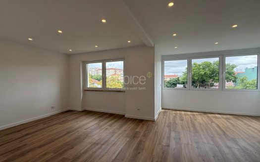 T2 Totalmente Remodelado com Varanda | Excelente Luz Natural | Agualva-Cacém