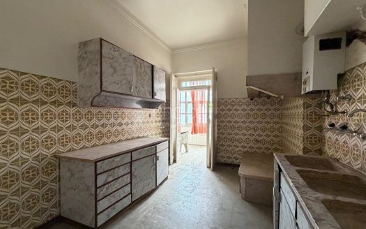 T3+1 de Charme com 150m² | Av. Elias Garcia | Ao lado da Gulbenkian | Para Remodelar