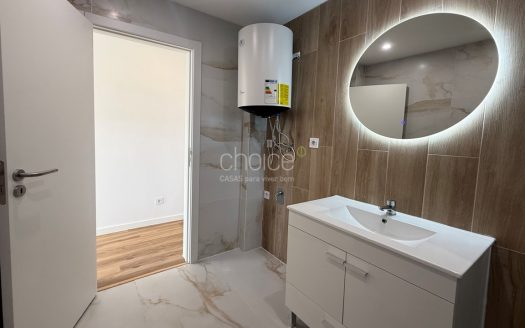 T2 Totalmente Remodelado com Varanda | Excelente Luz Natural | Agualva-Cacém