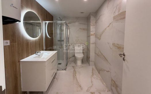 T2 Totalmente Remodelado com Varanda | Excelente Luz Natural | Agualva-Cacém