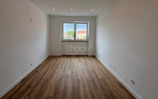 T2 Totalmente Remodelado com Varanda | Excelente Luz Natural | Agualva-Cacém