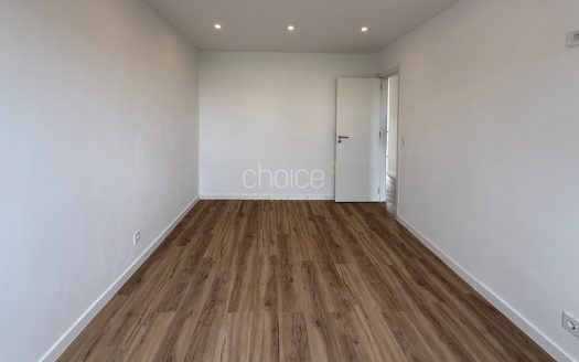 T2 Totalmente Remodelado com Varanda | Excelente Luz Natural | Agualva-Cacém