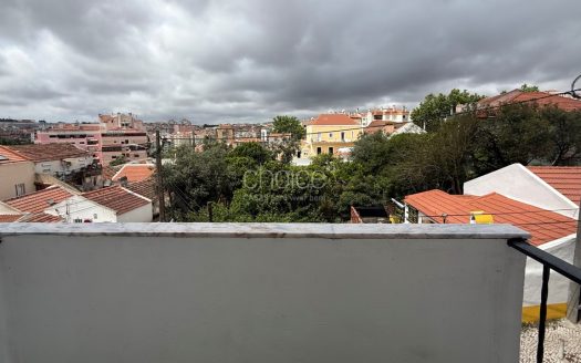 T2 Totalmente Remodelado com Varanda | Excelente Luz Natural | Agualva-Cacém