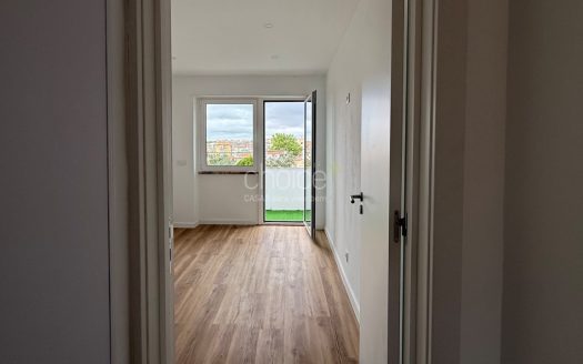 T2 Totalmente Remodelado com Varanda | Excelente Luz Natural | Agualva-Cacém