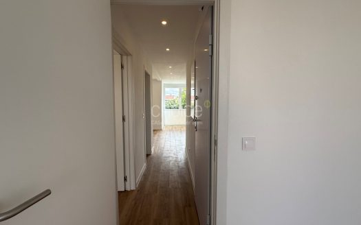 T2 Totalmente Remodelado com Varanda | Excelente Luz Natural | Agualva-Cacém