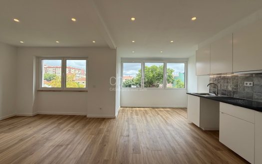 T2 Totalmente Remodelado com Varanda | Excelente Luz Natural | Agualva-Cacém