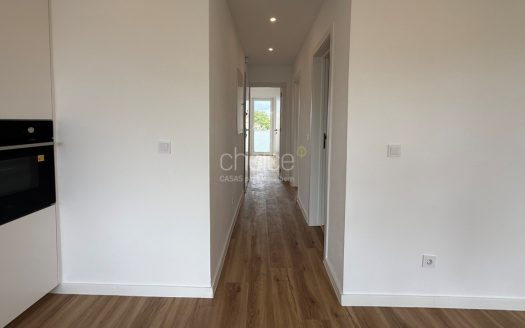 T2 Totalmente Remodelado com Varanda | Excelente Luz Natural | Agualva-Cacém