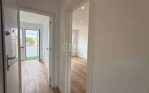 T2 Totalmente Remodelado com Varanda | Excelente Luz Natural | Agualva-Cacém