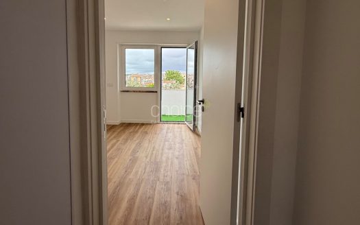 T2 Totalmente Remodelado com Varanda | Excelente Luz Natural | Agualva-Cacém