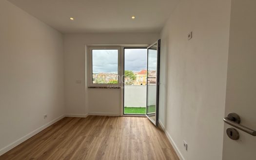 T2 Totalmente Remodelado com Varanda | Excelente Luz Natural | Agualva-Cacém